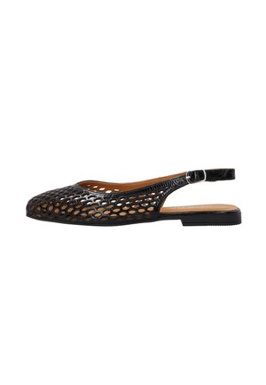 Czarny płaski but typu slingback z wzorem plastra miodu oraz małą srebrną sprzączką na pasku.