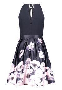 Robe sans manches ligne A avec haut licou noir, lien dos keyhole et jupe évasée avec grand imprimé floral rose pâle et blanc.