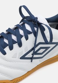 Umbro TOCCO IV CLUB IC - Futbola apavi iekštelpām - white/poseidon/blazing yellow