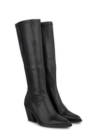 Botas negras hasta la rodilla, hechas de cuero suave, con punta afilada y un tacón cuadrado. Presentan un diseño ajustado y un sutil detalle de costura.
