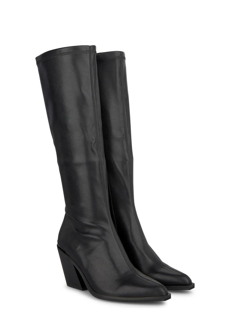 Botas negras hasta la rodilla, hechas de cuero suave, con punta afilada y un tacón cuadrado. Presentan un diseño ajustado y un sutil detalle de costura.