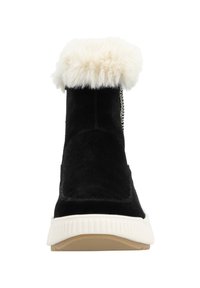 Bottine en cuir suédé noir avec un col en fausse fourrure. Présente une semelle en caoutchouc blanc avec des rainures et des coutures contrastées sur le côté.