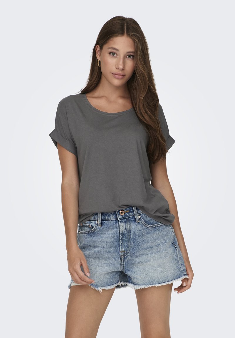 T-shirt grigio a maniche corte con scollo rotondo, abbinato a pantaloni shorts in denim azzurro chiaro con orli sfrangiati e design classico a cinque tasche.