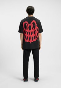 HUGO - T-shirt z nadrukiem