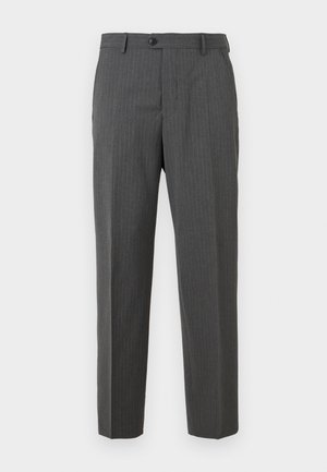 Pantalon de costume pour homme en gris charbon avec des rayures discrètes, fermeture à bouton, passants de ceinture et coupe droite sur fond blanc.