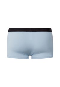 Ljusblå boxerkalsonger med en svart elastisk midjeband med präglad logotyp. Slät textur och åtsittande design.