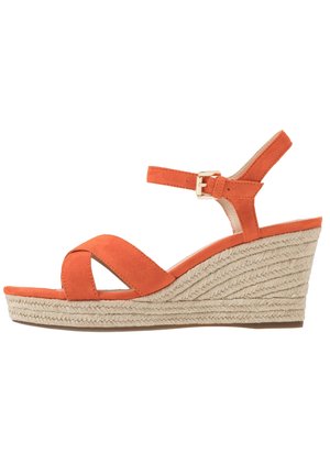 Orange ruskind kile sandal med fletplatform i jute, krydsede forreste stropper, ankelrem og guldlås.