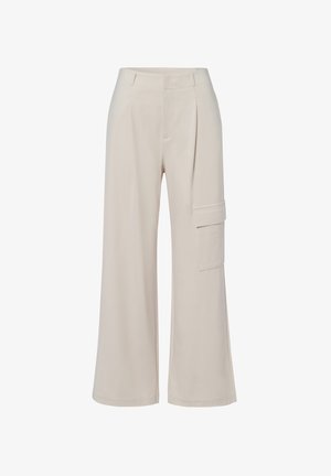 Pantalones de pierna ancha en tela beige clara, con pliegues frontales y un bolsillo cargo lateral. Textura suave con líneas limpias y un acabado a medida.