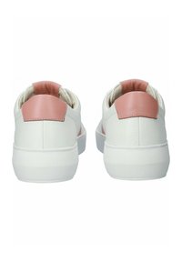 Baskets blanches avec accents en cuir rose au talon, dessus texturé, bout arrondi et semelle plate blanche, conçues pour un usage décontracté.