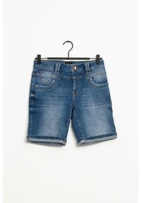 Shorts de denim con un lavado azul, que cuentan con un cierre de botón y cremallera, dos bolsillos frontales y dobladillos enrollados en las piernas.