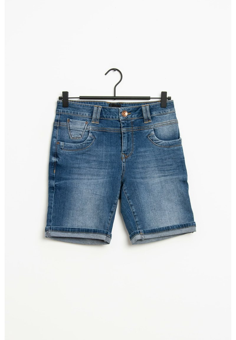 Shorts de denim con un lavado azul, que cuentan con un cierre de botón y cremallera, dos bolsillos frontales y dobladillos enrollados en las piernas.