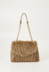 Braune Handtasche aus Kunstfell mit einem goldenen Kettenhenkel und metallischen Details. Rechteckige Form mit einer strukturierten, flauschigen Oberfläche.