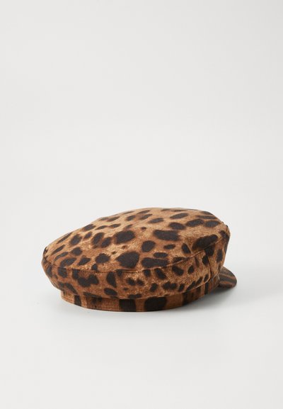 Gorra plana con estampado de leopardo, con parte superior redondeada y ala pequeña, hecha de tela suave en tonos marrón y negro, sobre un fondo blanco.