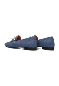 Blauwe stoffen flats met een gestructureerde afwerking, voorzien van een zilveren decoratieve gesp en een bruine binnenkant, aangevuld met een zwarte zool.