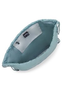 Borsa Kipling in tessuto azzurro chiaro con parte superiore arricciata, fodera interna liscia e un'etichetta con la scritta "LIVE LIGHT" all'interno.