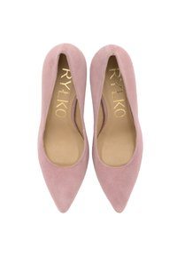 Różowe zamszowe buty na szpilkach z ostrym noskiem o gładkiej fakturze. Wnętrze zdobi złote logo. Smukły fason z niskim wycięciem wokół stopy.