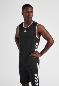 Sort ærmeløs atletisk trøje med hvide detaljer, prydet med 'hummel' logo og chevronmønster på siderne, lavet af åndbart stof.