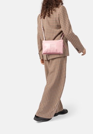 CLIO, CLYDE CRINKLE PATENT - Schoudertas - blush pink