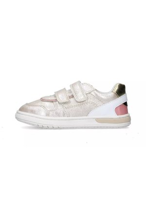 Sneaker argentato metallico con due cinturini in velcro, suola in gomma bianca e dettagli in oro e rosa sul tallone e sul lato. Texture liscia.