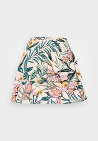 Saia floral com um fundo creme, flores cor-de-rosa e folhas verdes, design em camadas e cintura elástica para maior conforto.