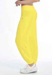 Deha Trainingsbroek - sunshine yellow