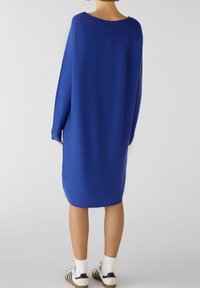 Vestito maglione oversized blu con tessuto testurizzato, scollo rotondo e maniche lunghe, che arriva appena sopra le caviglie.