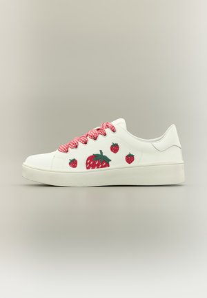 Λευκό αθλητικό παπούτσι με κορδόνια κόκκινου καρό και κεντημένες κόκκινες φράουλες στο πλάι, σε πλάγια όψη σε ουδέτερο φόντο.