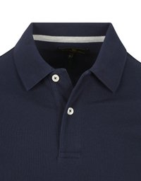 Marineblauwe polo met een textuurstof, klassieke kraag, een two-button sluiting met witte knopen en een subtiele witte streep aan de binnenkant van de kraag.