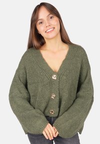 Olivengrüner gestrickter Cardigan mit V-Ausschnitt, drei goldenen Knöpfen und langen, weiten Ärmeln. Mit strukturierter Textur und lockerer Passform.