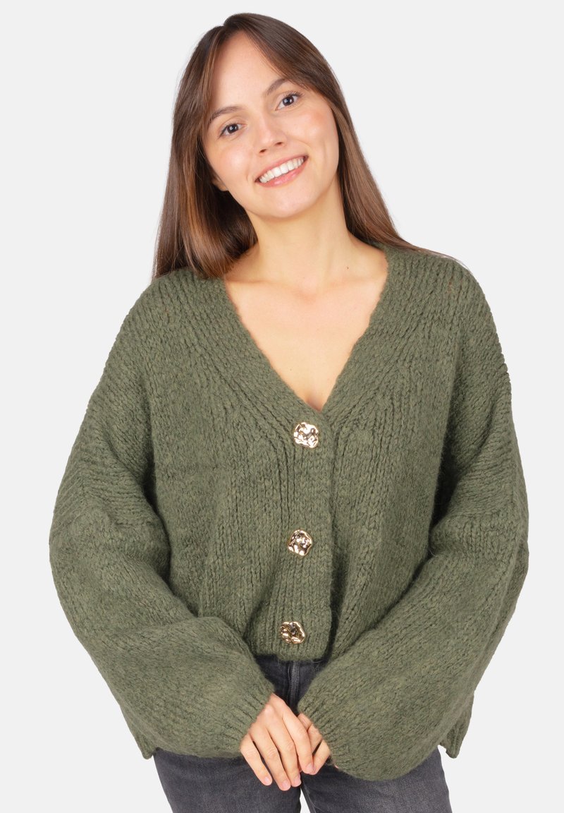 Olivengrüner gestrickter Cardigan mit V-Ausschnitt, drei goldenen Knöpfen und langen, weiten Ärmeln. Mit strukturierter Textur und lockerer Passform.