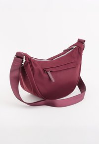 Burgunderrød skuldertaske lavet af holdbart nylon med et buet design, der har en lynlåslukning i toppen og en forlommer med lynlåslukning.