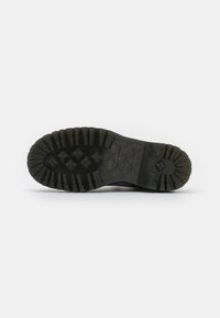 Dr. Martens JADON - Nööritavad poolsaapad - black/white