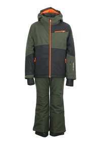 Combinaison de neige isolée verte et noire avec des fermetures éclair et accents orange, dotée d'une capuche, de poches zippées et de poignets réglables.
