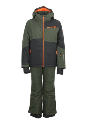 Combinaison de neige isolée verte et noire avec des fermetures éclair et accents orange, dotée d'une capuche, de poches zippées et de poignets réglables.