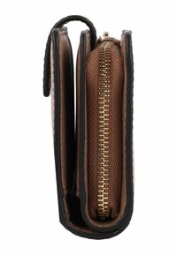 Cartera marrón con tela texturizada y bordes suaves, con cremallera de tono dorado, diseño compacto y perfil apilado para un almacenamiento fácil.