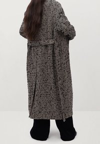 Mango Mantel - black