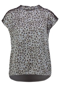 Blusa de manga corta en tejido ligero y suave con un fondo gris y un estampado de leopardo en tonos marrones y negros. Cuello alto.