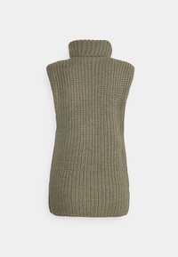 Maglione senza maniche verde oliva in maglia spessa con colletto alto, esposto piatto su sfondo bianco.