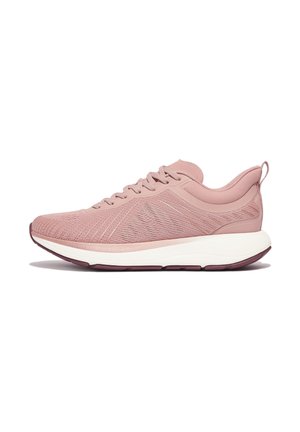 Helle rosa Sportschuhe mit einem atmungsaktiven Mesh-Obermaterial, strukturierten seitlichen Details, weißer Zwischensohle und einer Gummisohle für guten Halt.
