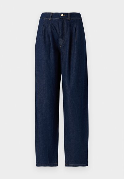 Pantalons en denim bleu foncé avec taille haute, jambes larges, plis devant, fermeture à bouton en métal argenté et accents de surpiqûres jaunes.