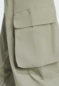 adidas Sportswear Kapsáče - silver pebble