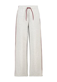 Pantalons de survêtement larges gris clair avec une taille élastique, un cordon de serrage bordeaux et des bandes latérales bordeaux et blanches.