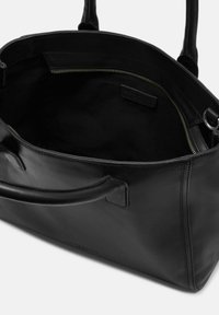 Schwarze Leder-Tote-Tasche mit zwei Griffen, die ein geräumiges Innenfach und eine Innen-Zip-Tasche aufweist, glatte Textur und minimalistische Nähte hat.
