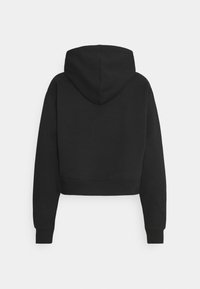 Sudadera corta negra con capucha, mangas largas, puños acanalados y tejido texturizado. Diseño sencillo sin logotipos ni patrones visibles.
