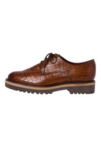 Scarpe in pelle marrone con texture a coccodrillo, punta tonda, design con lacci e suola in gomma spessa con bordo seghettato.