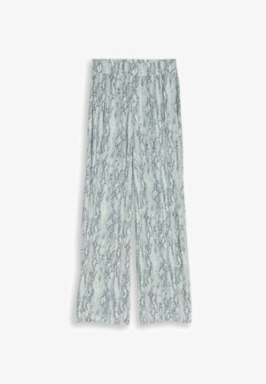 Wijde broek met hoge taille, met een lichtblauw en grijs slangenhuidpatroon op een zachte stofachtergrond.