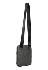 Bolso cruzado de cuero gris con cierre de cremallera, correa negra ajustable y textura suave. Presenta un bolsillo trasero para almacenamiento adicional.