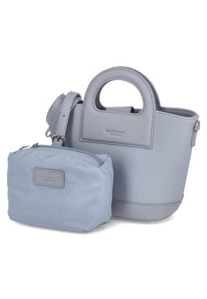 Bolso de mano de textura azul claro con asas redondas, combinado con un pequeño monedero con cremallera a juego, ambos de la marca Seidenfelt.