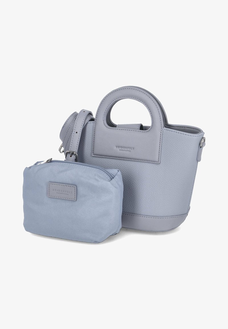 Sac à main texturé bleu clair avec poignées rondes, associé à une petite pochette zippée assortie, tous deux de la marque Seidenfelt.