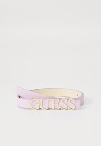 Lila Kunstledergürtel mit goldfarbenem "GUESS"-Logo-Beschlag. Schlankes Design mit glatter Textur und abgerundeten Kanten.